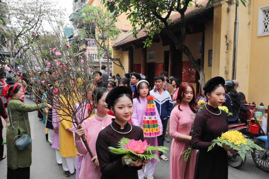Nhiều nghi thức ngày Tết cổ truyền được tái hiện tại khu phố cổ Hà Nội