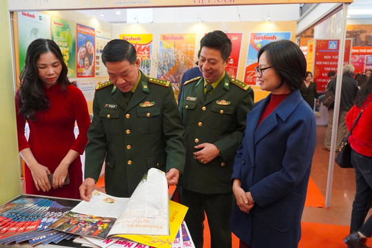 Nhiều độc giả tham quan gian trưng bày của Tạp chí Người Hà Nội tại Hội báo xuân Qúy Mão