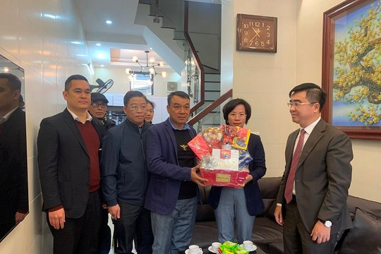 Lãnh đạo quận Thanh Xuân thăm, tặng quà Tết các gia đình bị ảnh hưởng dịch Covid-19