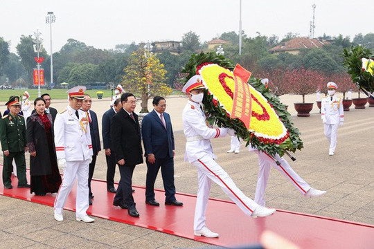 Lãnh đạo Đảng, Nhà nước và thành phố Hà Nội vào Lăng viếng Chủ tịch Hồ Chí Minh, tưởng niệm các Anh hùng liệt sĩ
