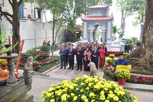Đoàn đại biểu thành phố Hà Nội dâng hương tưởng nhớ các vị liệt tổ, liệt tông và Chủ tịch Hồ Chí Minh