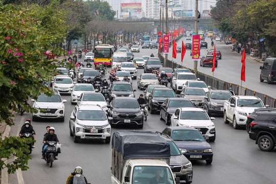 Nhiều tuyến đường ở Hà Nội ùn tắc trong ngày mùng 2 Tết