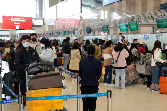 Trong 4 ngày đầu năm, hơn 300.000 lượt khách đã qua sân bay Nội Bài