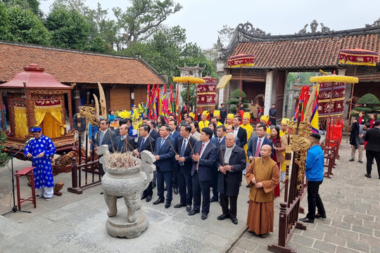 Phó Bí thư Thành ủy Hà Nội Nguyễn Văn Phong dâng hương tại đền Cổ Loa