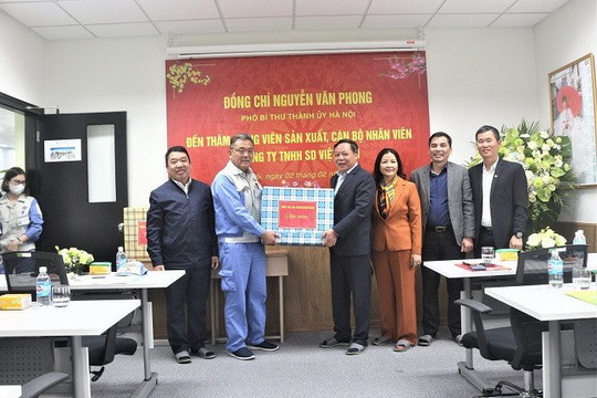 Phó Bí thư Thành ủy Nguyễn Văn Phong thăm, động viên sản xuất đầu năm tại Mê Linh, Đông Anh