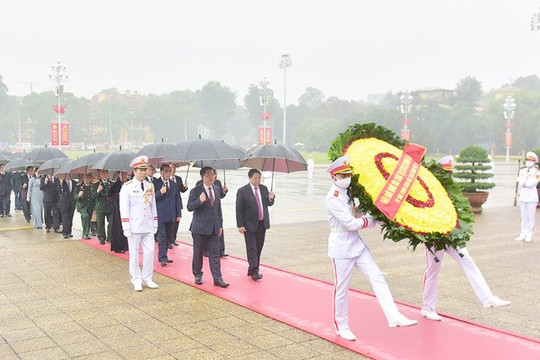 Lãnh đạo Đảng, Nhà nước, thành phố Hà Nội vào Lăng viếng Chủ tịch Hồ Chí Minh và các Anh hùng liệt sĩ
