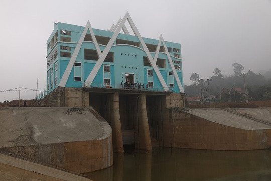 Hà Nội: Mở cống đưa nước sông Đà vào sông Tích
