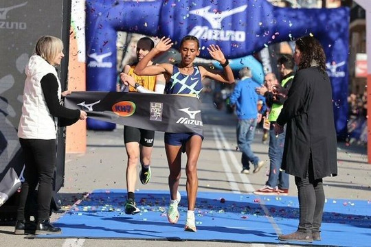 Nữ NĐV khiếm thị chạy Half marathon T13 với thời gian nhanh nhất lịch sử