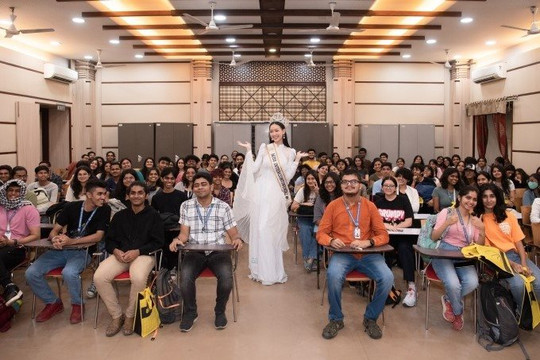 Bảo Ngọc tự tin diễn thuyết trước hàng trăm sinh viên Ấn Độ