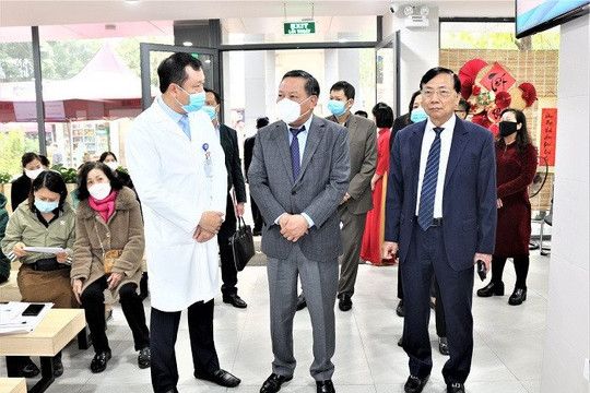 Phó Bí thư Thành ủy Nguyễn Văn Phong thăm, chúc mừng Bệnh viện Ung bướu Hà Nội nhân Ngày Thầy thuốc Việt Nam