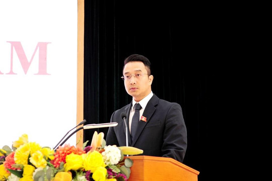 Ông Trịnh Hoàng Tùng  được bầu giữ chức Phó Chủ tịch UBND quận Hoàn Kiếm