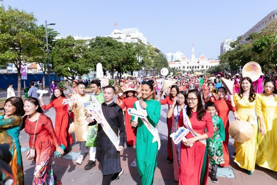 H'Hen Niê cùng hàng nghìn người diễu hành tôn vinh áo dài trên đường phố  TPHCM