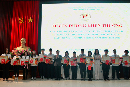 Khen thưởng học sinh đoạt giải kỳ thi quốc gia cấp THPT