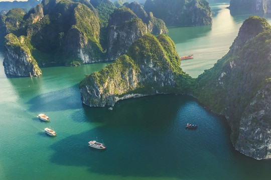 Việt Nam có 2 tuyến du lịch thuyền đẹp nhất Đông Nam Á