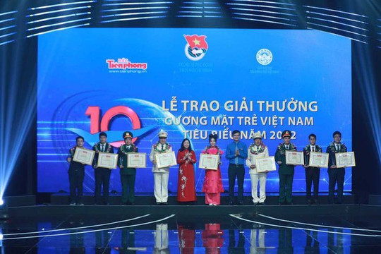 Trao giải 10 Gương mặt trẻ Việt Nam tiêu biểu năm 2022