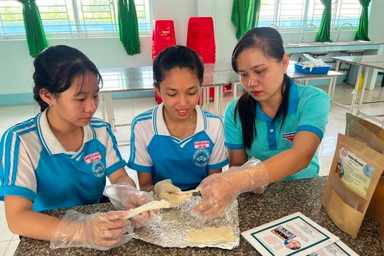 Học sinh Cần Thơ vượt 500 dự án giành giải khởi nghiệp với món bánh quê
