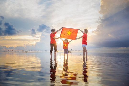 Thu hút hàng nghìn bạn trẻ đến "biển vô cực" Thái Bình để check - in