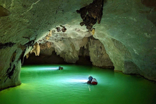 Phát hiện 22 hang động trẻ và "đẹp khác biệt" ở Quảng Bình
