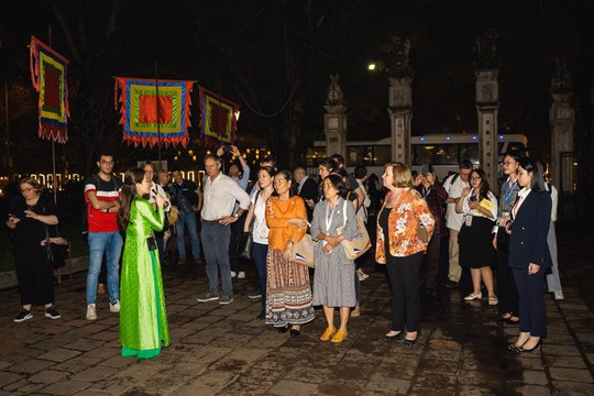 Đoàn đại biểu Việt-Pháp tham quan hai di sản Hà Nội về đêm