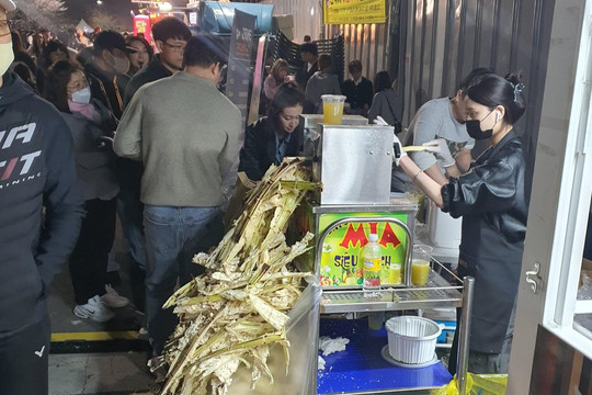 Xe nước mía Việt ở Hàn Quốc đắt hàng, tiêu thụ 1,5 tấn mía trong ba ngày