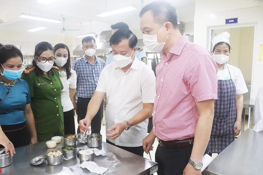 Hà Nội kiểm tra bếp ăn tập thể ở trường học trên địa bàn quận Hoàn Kiếm