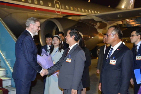Thủ tướng Cộng hòa Czech tới Hà Nội, bắt đầu thăm chính thức Việt Nam