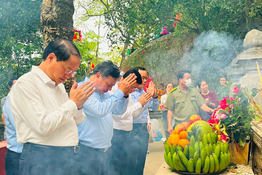 Đoàn đại biểu Thành phố Hà Nội dâng hương tưởng niệm các Vua Hùng