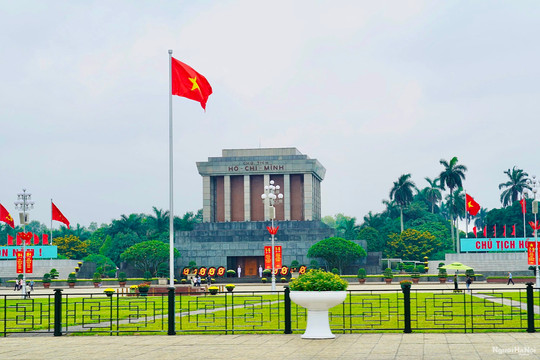 Đường phố Thủ đô Hà Nội rực cờ hoa chào mừng Ngày Giải phóng miền Nam, thống nhất đất nước