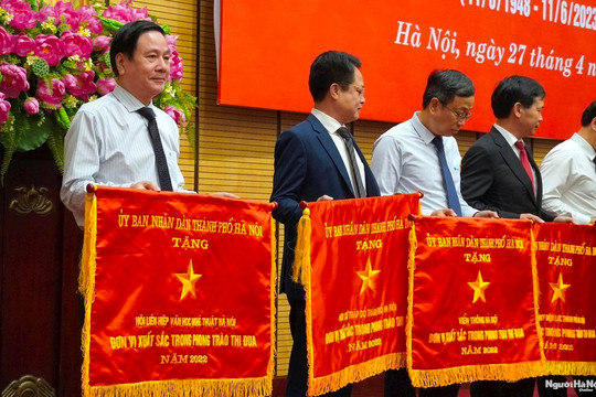 Hội Liên hiệp VHNT Hà Nội nhận Cờ thi đua xuất sắc của UBND Thành phố