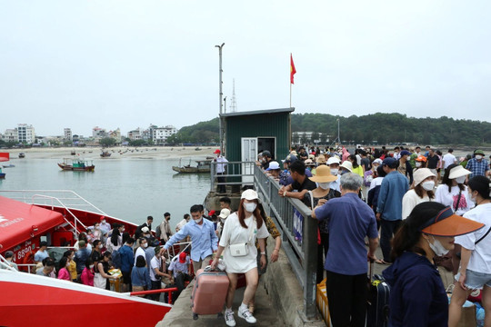 Hàng chục nghìn du khách đổ về Hạ Long dịp Lễ