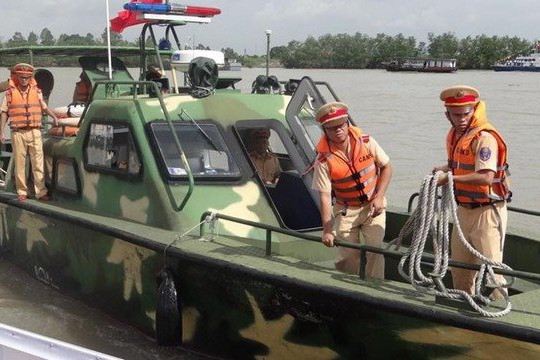 Hà Nội phạt lái tàu trên sông Hồng vi phạm nồng độ cồn