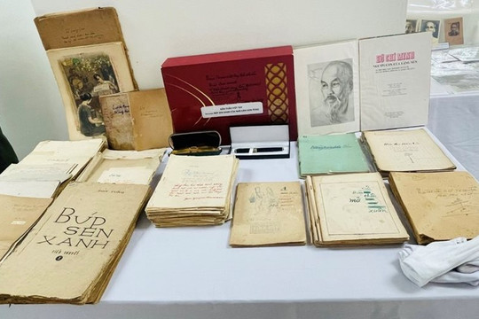Gia đình nhà văn Sơn Tùng trao gửi nhiều bản thảo quý viết về Bác Hồ