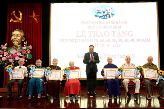 Chủ tịch UBND thành phố Hà Nội trao tặng Huy hiệu Đảng cho các đảng viên lão thành quận Hoàn Kiếm