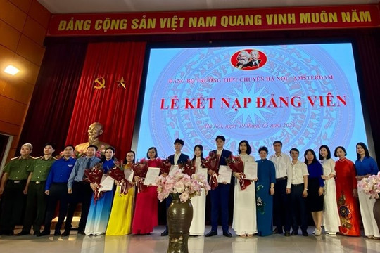 Bốn học sinh Trường THPT Chuyên Hà Nội - Amsterdam được vinh dự kết nạp Đảng