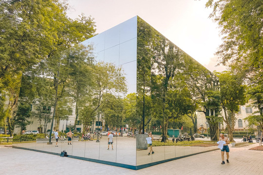 Công trình khối gương kính 3D khổng lồ thu hút người dân Thủ đô