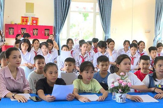 Học sinh huyện Phúc Thọ (Hà Nội) được tập huấn truyền dạy hát chèo