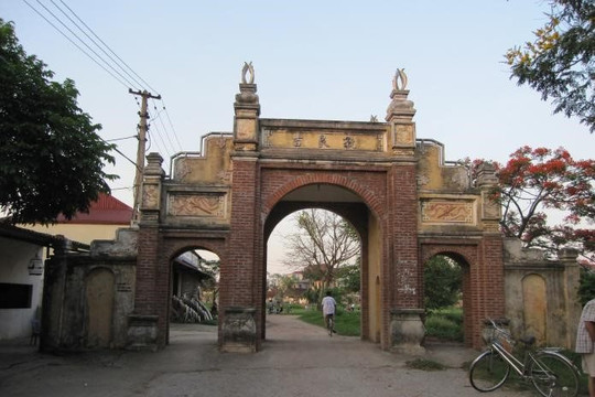 Cổng làng Xuân Trạch (huyện Đông Anh)