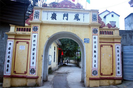Cổng làng Phú Thứ (quận Nam Từ Liêm)