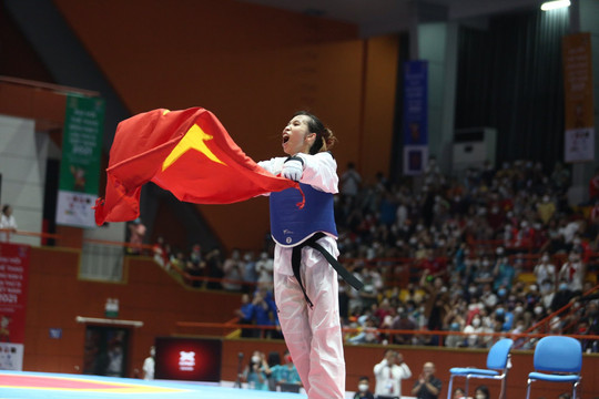 Nữ võ sỹ Việt Nam đánh bại đương kim vô địch Taekwondo thế giới