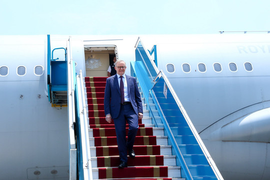 Thủ tướng Australia đến Hà Nội bắt đầu chuyến thăm chính thức Việt Nam