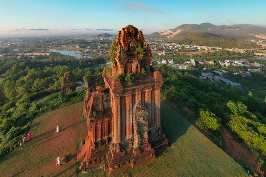 Vẻ đẹp độc đáo của tháp Bánh Ít ở Bình Định