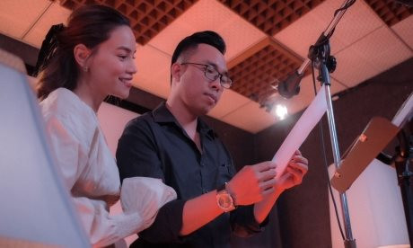 Nhạc sĩ Hồng Thuận bật khóc khi thu âm bài hát về mẹ