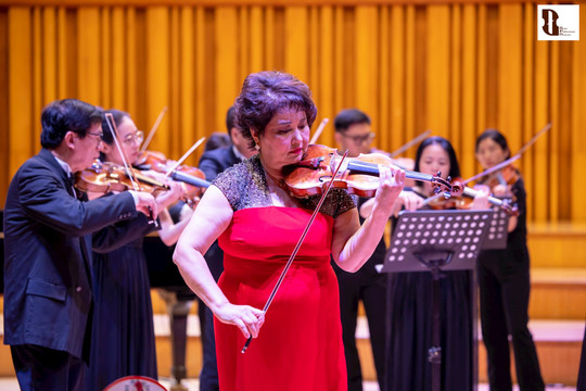 Nghệ sĩ violin Aiman Mussakhajaeva biểu diễn độc tấu ấn tượng tại Việt Nam