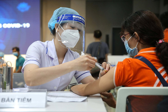 Hà Nội khuyến khích người dân chủ động tiêm vaccine phòng Covid-19