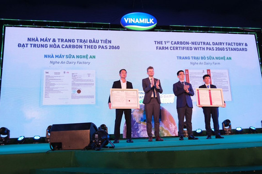 Vinamilk là công ty sữa đầu tiên tại Việt Nam có nhà máy và trang trại đạt chứng nhận trung hoà carbon