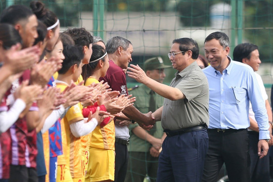 Thủ tướng Phạm Minh Chính động viên tinh thần Đội tuyển nữ Việt Nam trước khi lên đường dự World Cup 2023
