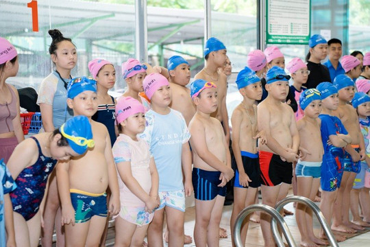 Hà Nội: 137 trẻ em có hoàn cảnh khó khăn được dạy bơi miễn phí