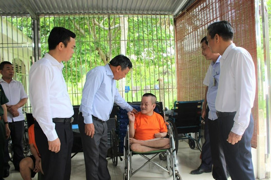 Phó Bí thư Thành ủy Hà Nội Nguyễn Văn Phong đến thăm, tặng quà nạn nhân bị nhiễm chất độc da cam/dioxin