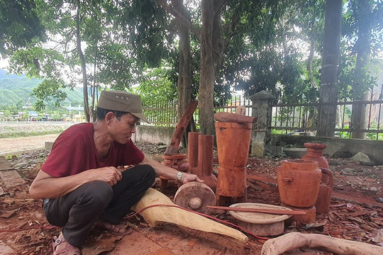 Lần đầu có trại sáng tác điêu khắc truyền thống người dân tộc Cơ tu ở TT- Huế