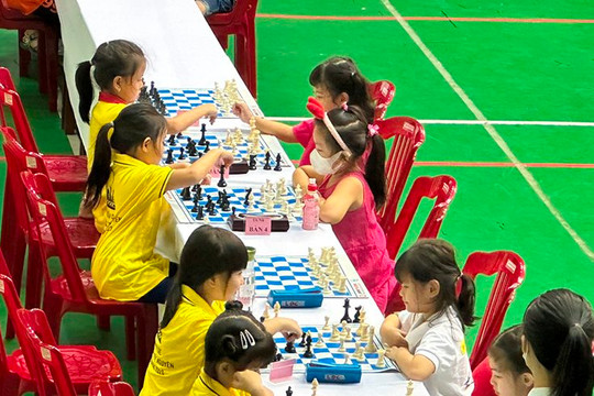 Hàng trăm kỳ thủ trẻ thi đấu giải cờ vua miền Trung và Tây Nguyên